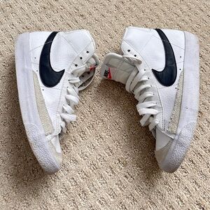 Nike GS Blazer Mid '77 White Black Youth Size 5 Old School Basketball